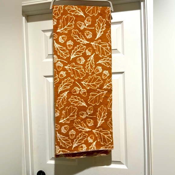 DOCOFIL WHITE Reversible Welcome Autumn Throw With Leaves & Acorns - Picture 6 of 6